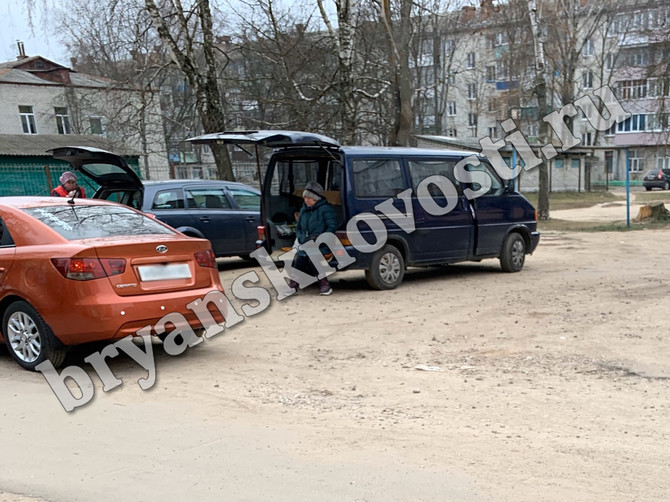 В Новозыбкове у детсада сфотографировали незаконных торговцев алкоголем и сигаретами