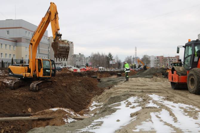 В Брянске новую дорогу на Советской укрепляют геосеткой