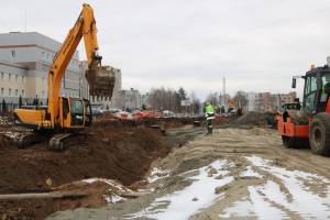 В Брянске новую дорогу на Советской укрепляют геосеткой