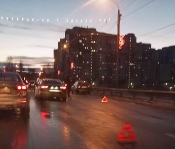На мосту в Брянске случились сразу три аварии