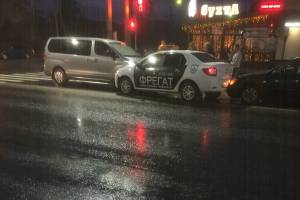 В Брянске автомобиль охраны попал в ДТП на улице Литейной