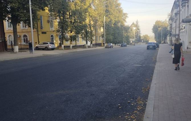 В Брянске на ремонтируемой улице Горького уложили асфальт