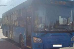 В Брянске водитель синего автобуса уронил 76-летнюю пенсионерку