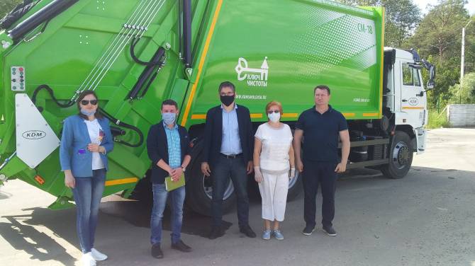 В Брянске провели тест-драйв мусоровоза из Смоленска