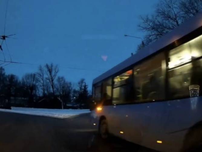 В Брянске «синий» автобус едва не спровоцировал ДТП 
