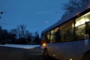 В Брянске «синий» автобус едва не спровоцировал ДТП 