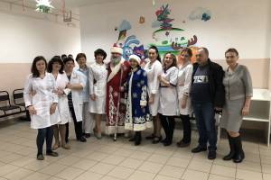 В Брянске Дед Мороз пришел к юным пациентам поликлиники №3