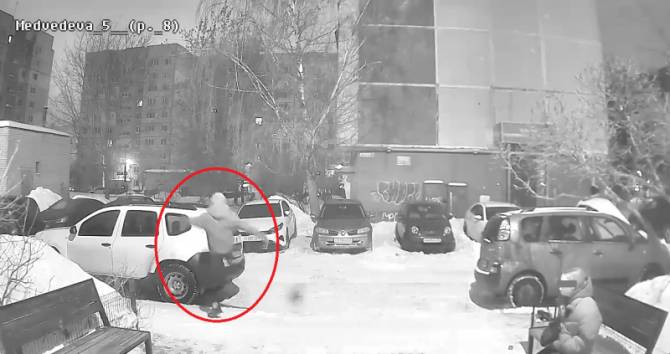 В Брянске 20-летний парень после ссоры с девушкой разбил чужое авто