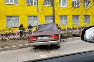 В Брянске легковушка снесла уродливый забор на улице Абашева