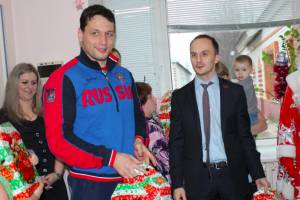 В Почепе самбист Осипенко поздравил с Новым годом больных детей и сирот