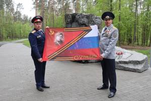 Брянские следователи подарили белорусским коллегам знамя Победы