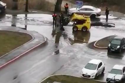 В Брянске огромные лужи возле ЖК «Речной» засыпали асфальтом