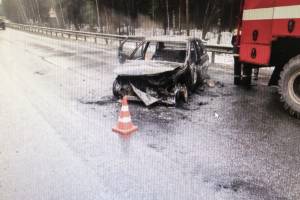 На брянской трассе 22-летняя девушка спаслась из горящего авто