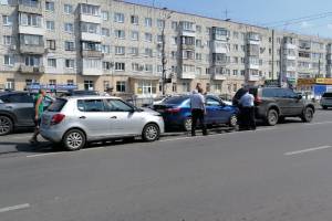 В Брянске на проспекте Московском собрался «паровозик» из трех авто