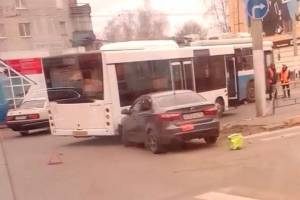 В Брянске не поделили дорогу троллейбус, автобус и легковушка