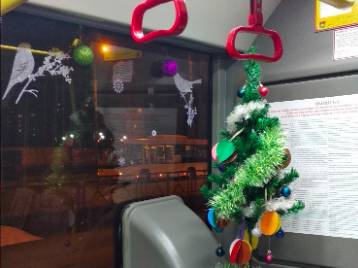 В Брянске к Новому году украсили автобус №106