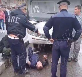 В Брянске пьяный мужчина рухнул под маршрутку №172