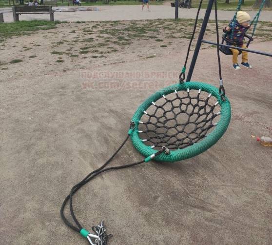 В Брянске сломались детские качели в Майском парке