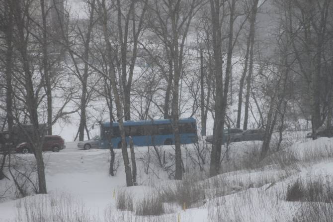 В Брянске из-за снегопада встала в пробке дорога от «Аэропарка»