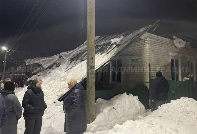 В Чайковичах крыша жилого дома рухнула под тяжестью снега