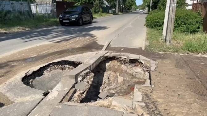 В Брянске на улице Богдана Хмельницкого произошёл прорыв водопроводной сети