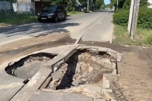 В Брянске на улице Богдана Хмельницкого произошёл прорыв водопроводной сети