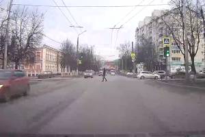 В Брянске сняли на видео пешехода-камикадзе
