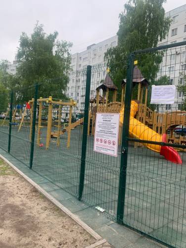 В Бежицком районе новую детскую площадку закрыли на замок