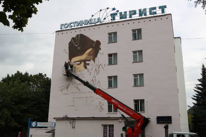 В Брянске на фасаде гостиницы «Турист» появится портрет Михаила Дуки