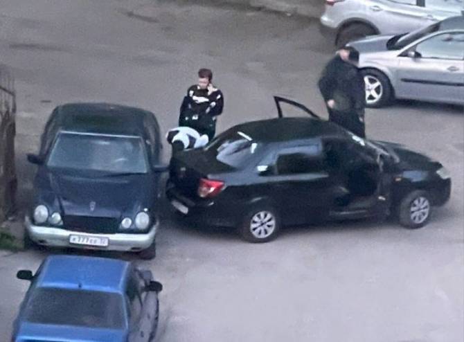 В Брянске водитель сдавал назад и врезался в припаркованный Mercedes