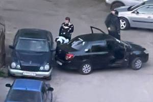 В Брянске водитель сдавал назад и врезался в припаркованный Mercedes
