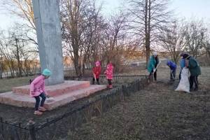 В селе Речица работники ДК провели субботник у памятника