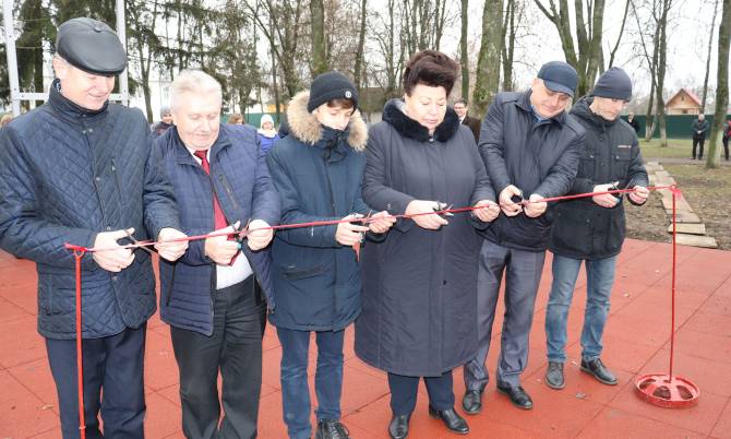 В Погаре открыли современную спортивную площадку