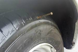 В Брянске водитель поймал колесом гвоздь на улице 50-й Армии