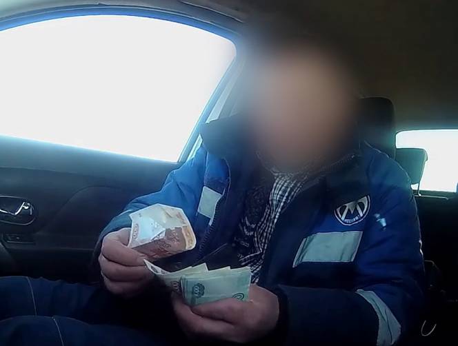 Под Севском пьяный водитель без прав попытался дать взятку гаишнику