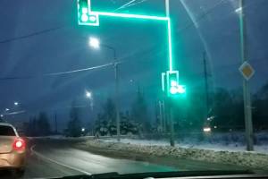В Брянске появился второй светофор со светящимися стойками