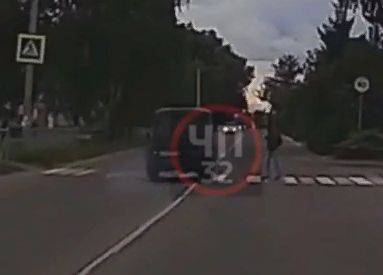 В Брянске водитель УАЗ чудом не сбил парня на пешеходном переходе