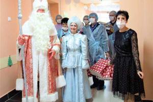 Дед Мороз и Снегурочка посетили детский онкоцентр Брянска