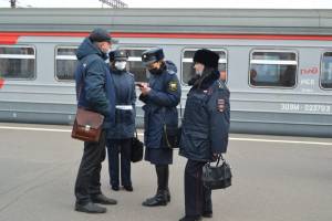 На вокзале Брянск-I приставы рассказали пассажирам о долгах