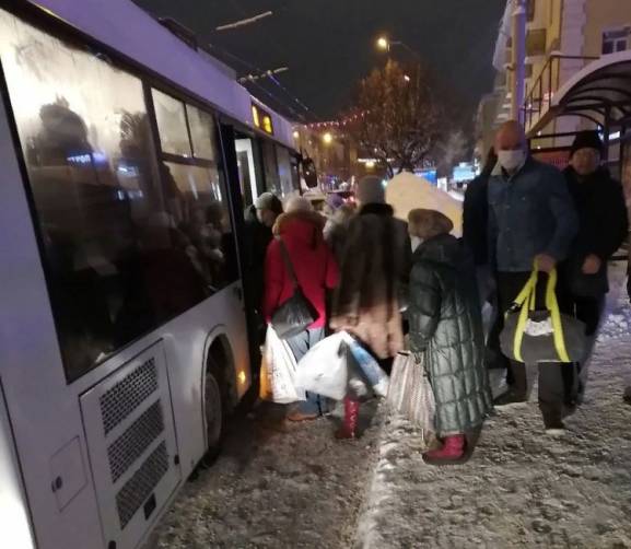 В Брянске автобусы из-за снега перестали подъезжать к остановкам 