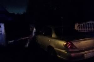 Ночью в Брянске пьяная компания на авто протаранила забор