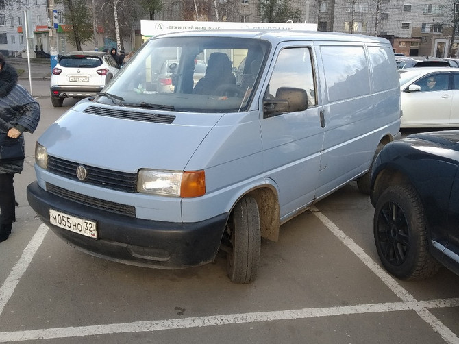 В Брянске сфотографировали хаос на парковке ТРЦ «БУМ сити»