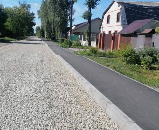 В Брянске завершили асфальтирование тротуаров на улице Коммунаров