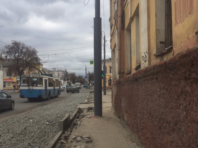 В Брянске на улице Калинина пожертвовали тротуаром ради расширения проезжей части