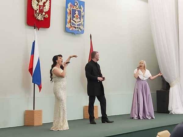 В правительстве Брянской области прошёл новогодний концерт 