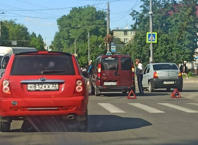 В Брянске из-за аварии на «Мечте» встала в пробке улица Литейная
