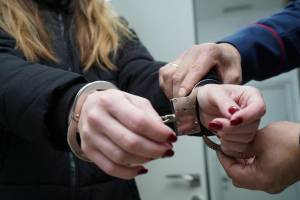 В Брянске 36-летняя женщина подсаживала на наркотики своих детей-подростков
