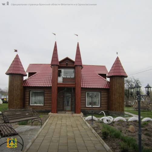 Семья из Рогнединского района построила мини-замок из камней, бутылок и старого кирпича