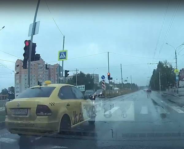 В Брянске попал на видео лихач на такси «Uber»