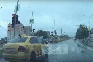 В Брянске попал на видео лихач на такси «Uber»